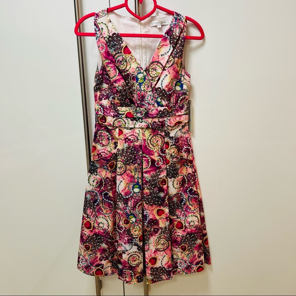 NWT Donna Rae Sleeveless Dress w/ Pockets lined w/Cotton. Size 2. Jewelry Print.